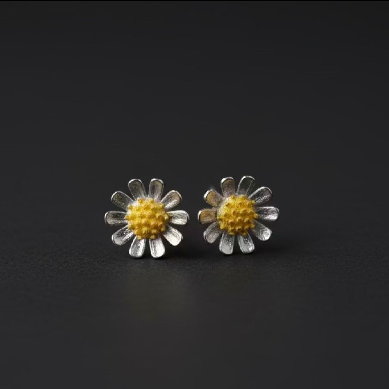 Dainty Daisies Studs